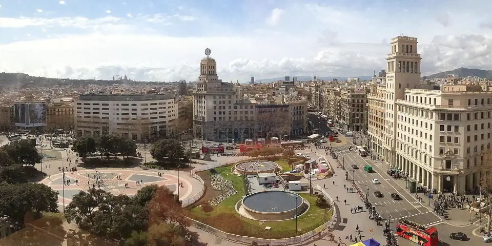 La Plaza Cataluña y la alegoría a Barcelona
